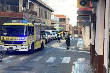 Una avería en el motor de un vehículo deja un reguero de aceite por varias calles de Los Llanos de Telde/TA.